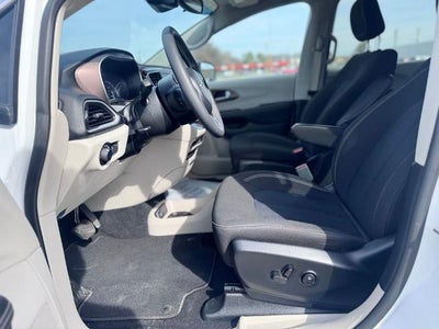 2024 Chrysler Voyager LX